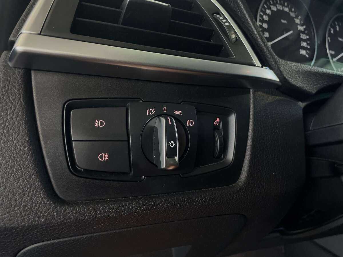 BMW 3 серии 320i xDrive, 2018 Фото №16