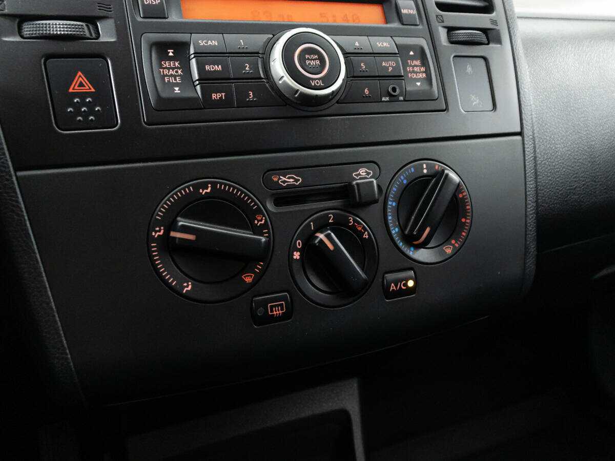 Nissan Tiida, 2013 Фото №15